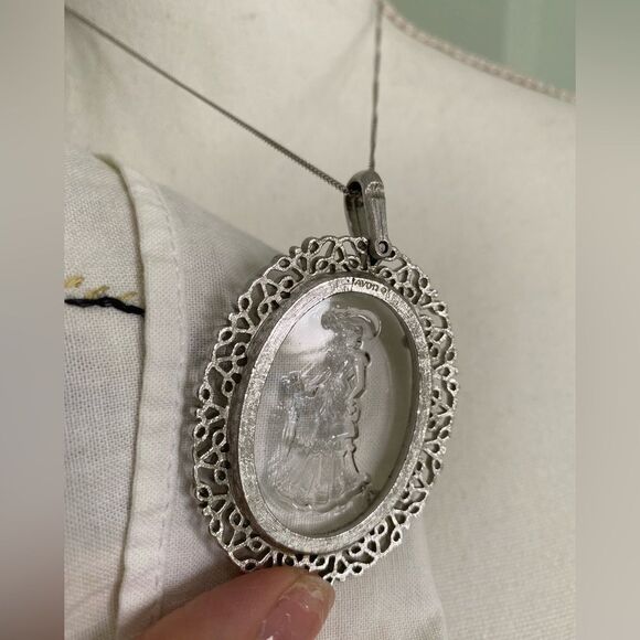 1980s Avon Victorian Lady Etched Intaglio Glass Pendant - Picture 6 of 6